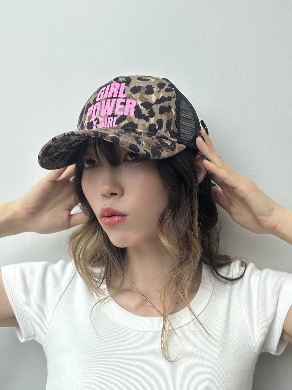 ブルー系のデニムパンツ、ブラック系のショルダーバッグ、ホワイト系のTシャツ/カットソーを着用したレディースの春コーディネートの4枚目の写真