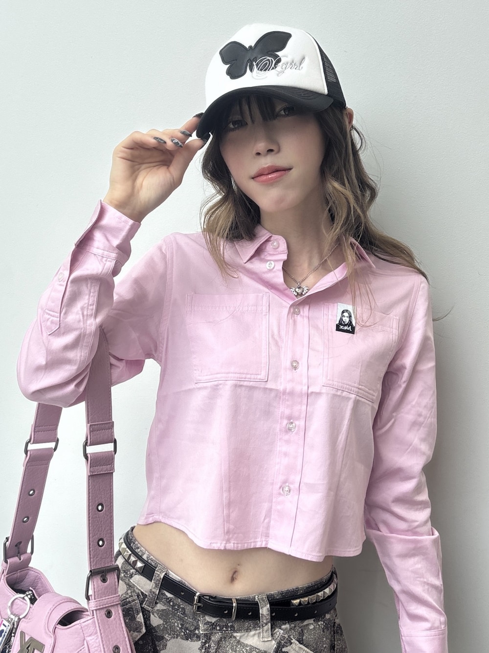 その他のデニムパンツ、ピンク系のショルダーバッグ、ピンク系のシャツ/ブラウスを着用したレディースの春コーディネートの4枚目の写真