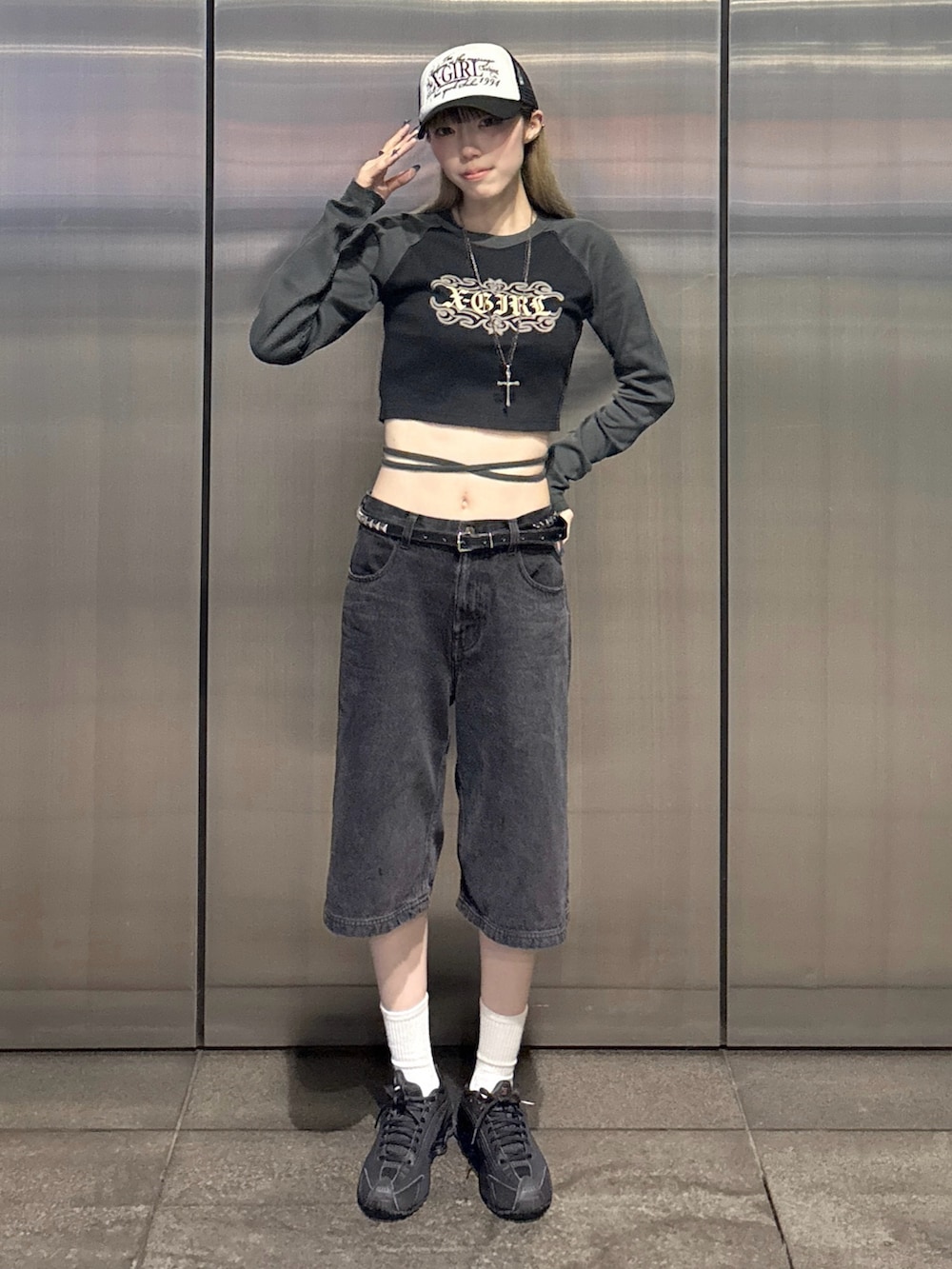 ブラック系のTシャツ/カットソー、ブラック系のその他パンツ、ホワイト系のキャップを着用したレディースの夏コーディネートの2枚目の写真