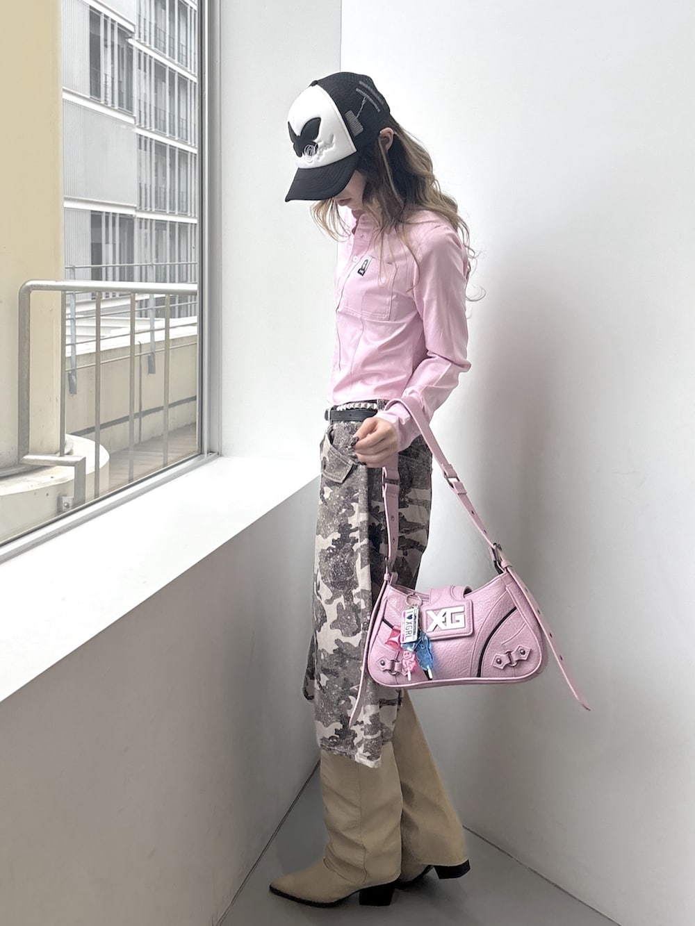 その他のデニムパンツ、ピンク系のショルダーバッグ、ピンク系のシャツ/ブラウスを着用したレディースの春コーディネートの2枚目の写真
