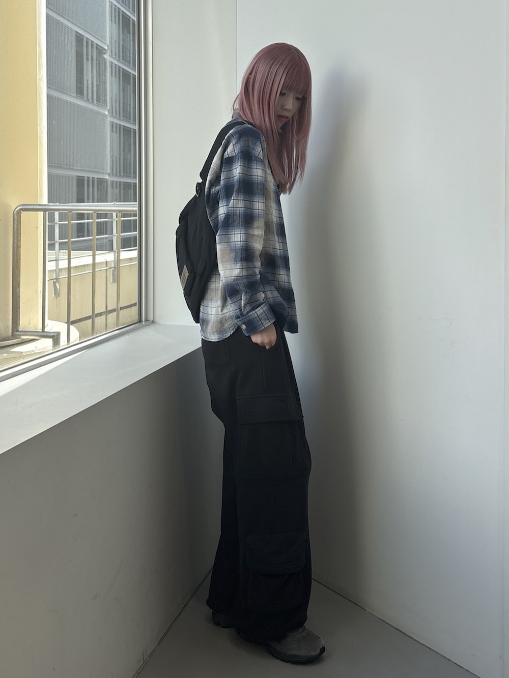ブラック系のスウェットパンツ、ブルー系のシャツ/ブラウス、ブラック系のタンクトップを着用したレディースの夏コーディネートの3枚目の写真