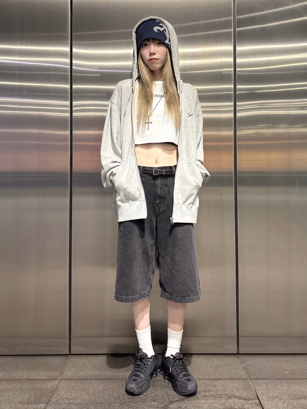 グレー系のパーカー、ブラック系のその他パンツ、ブルー系のニットキャップ/ビーニーを着用したレディースの夏コーディネートの2枚目の写真
