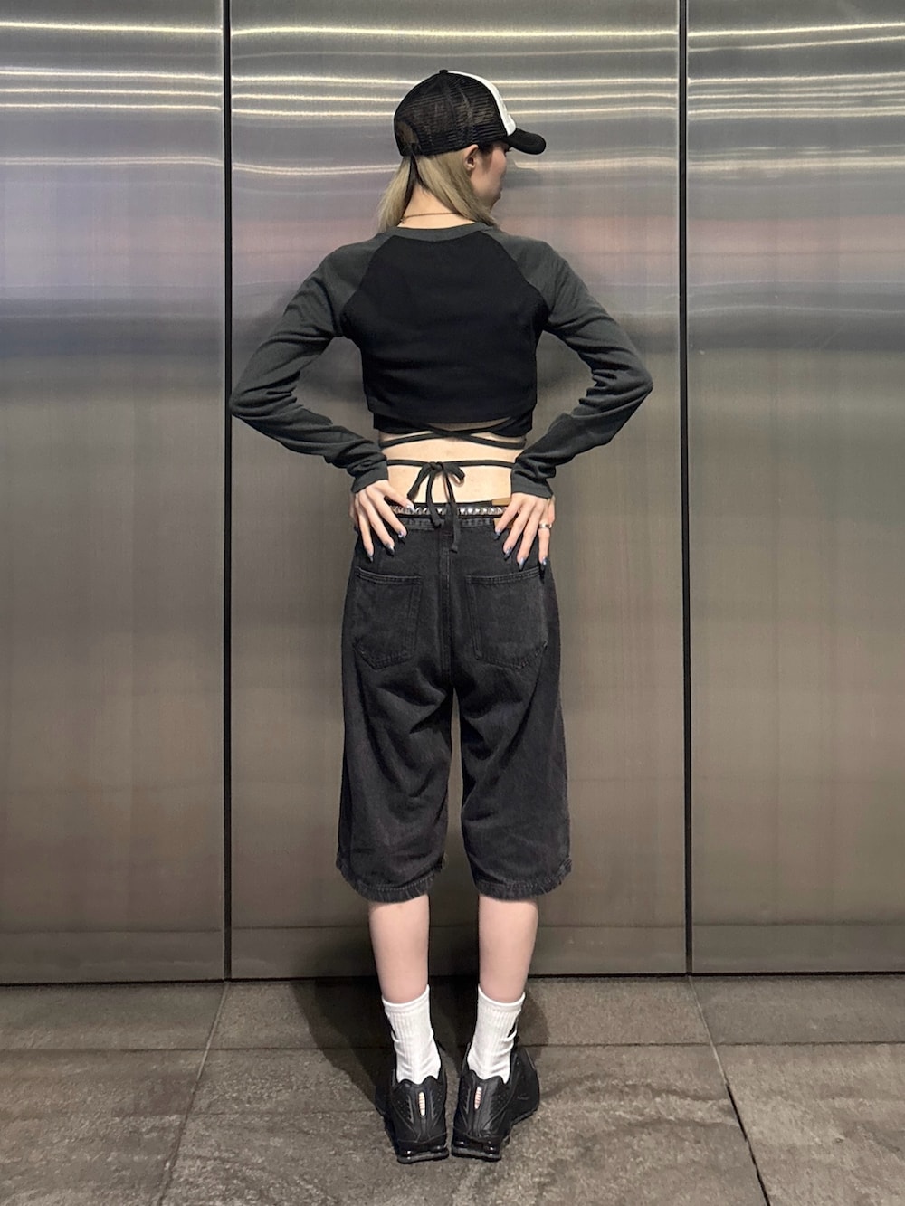 ブラック系のTシャツ/カットソー、ブラック系のその他パンツ、ホワイト系のキャップを着用したレディースの夏コーディネートの3枚目の写真