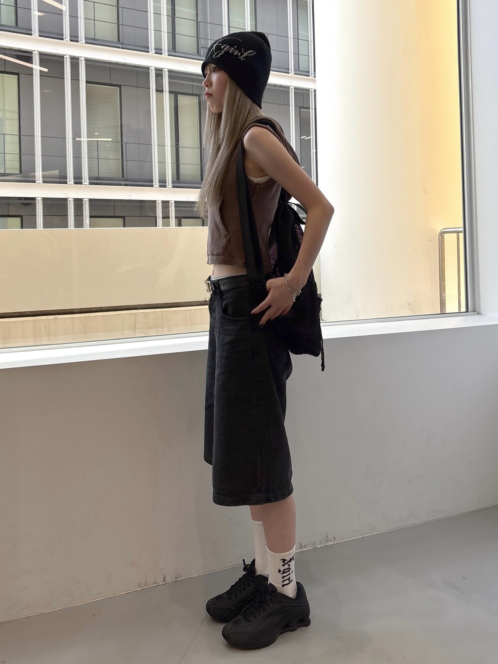 ブラック系のその他パンツ、ブラウン系のパーカー、ブラック系のニットキャップ/ビーニーを着用したレディースの夏コーディネートの2枚目の写真