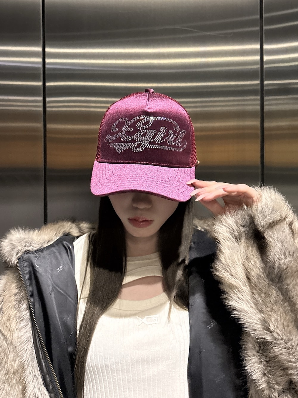 ホワイト系のTシャツ/カットソー、ブラウン系のブルゾン、グレー系のスウェットパンツを着用したレディースの秋コーディネートの6枚目の写真