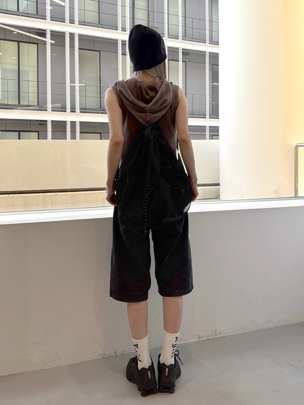 ブラック系のその他パンツ、ブラウン系のパーカー、ブラック系のニットキャップ/ビーニーを着用したレディースの夏コーディネートの3枚目の写真