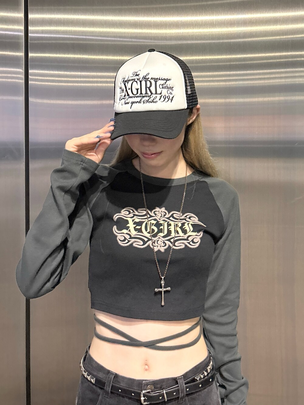 ブラック系のTシャツ/カットソー、ブラック系のその他パンツ、ホワイト系のキャップを着用したレディースの夏コーディネートの4枚目の写真