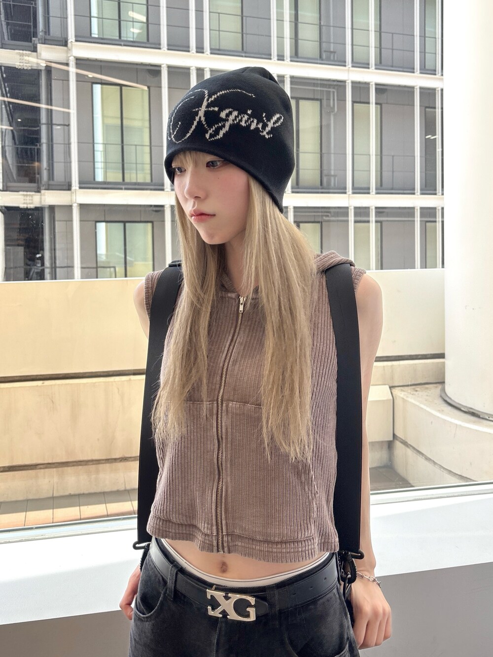 ブラック系のその他パンツ、ブラウン系のパーカー、ブラック系のニットキャップ/ビーニーを着用したレディースの夏コーディネートの4枚目の写真