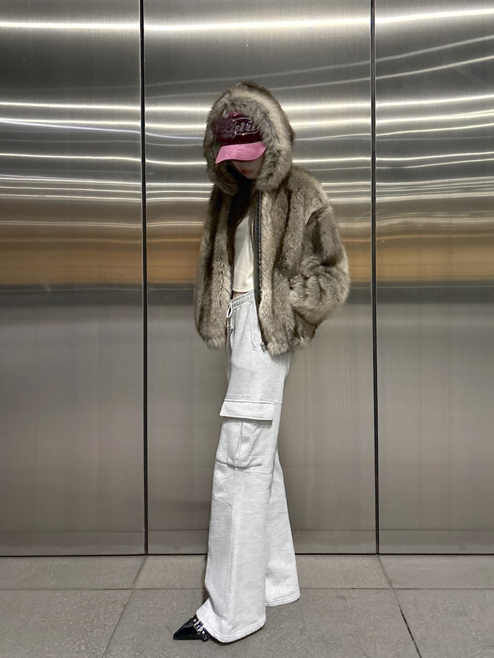 ホワイト系のTシャツ/カットソー、ブラウン系のブルゾン、グレー系のスウェットパンツを着用したレディースの秋コーディネートの2枚目の写真