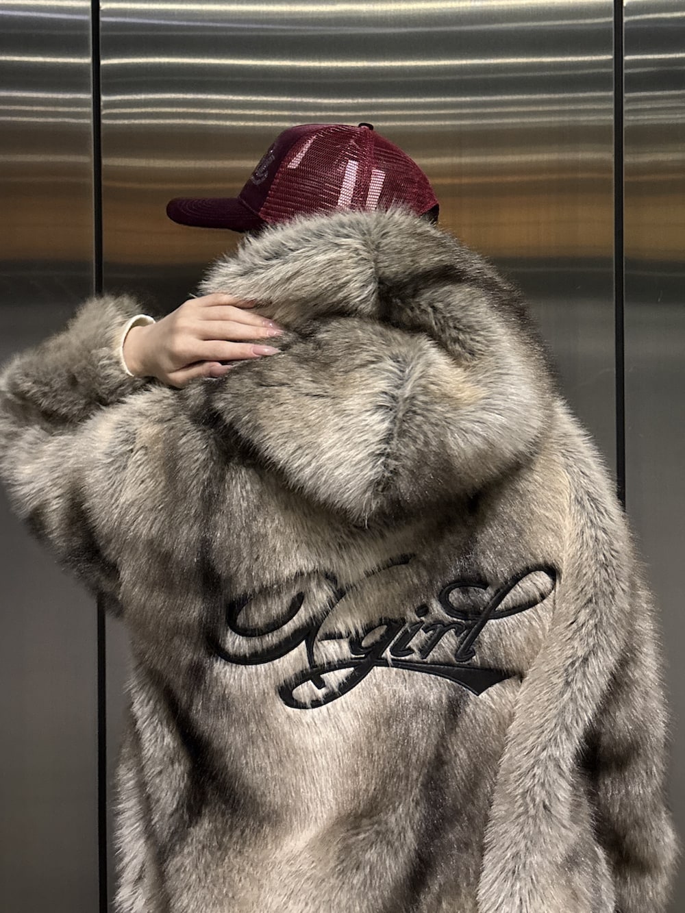 ホワイト系のTシャツ/カットソー、ブラウン系のブルゾン、グレー系のスウェットパンツを着用したレディースの秋コーディネートの5枚目の写真