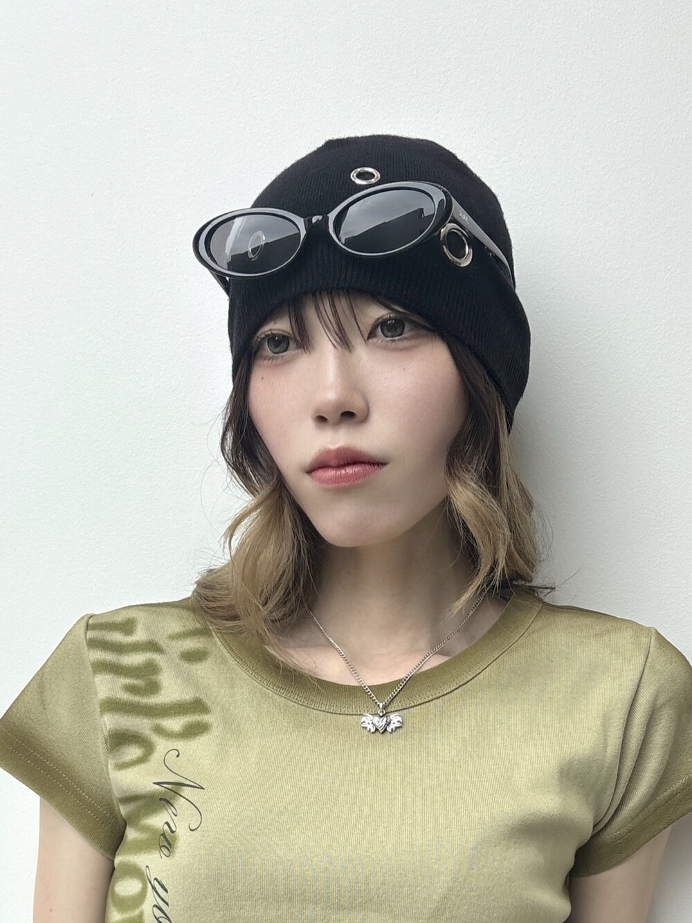 グリーン系のTシャツ/カットソー、ブルー系のデニムパンツ、ピンク系のショルダーバッグを着用したレディースの春コーディネートの4枚目の写真