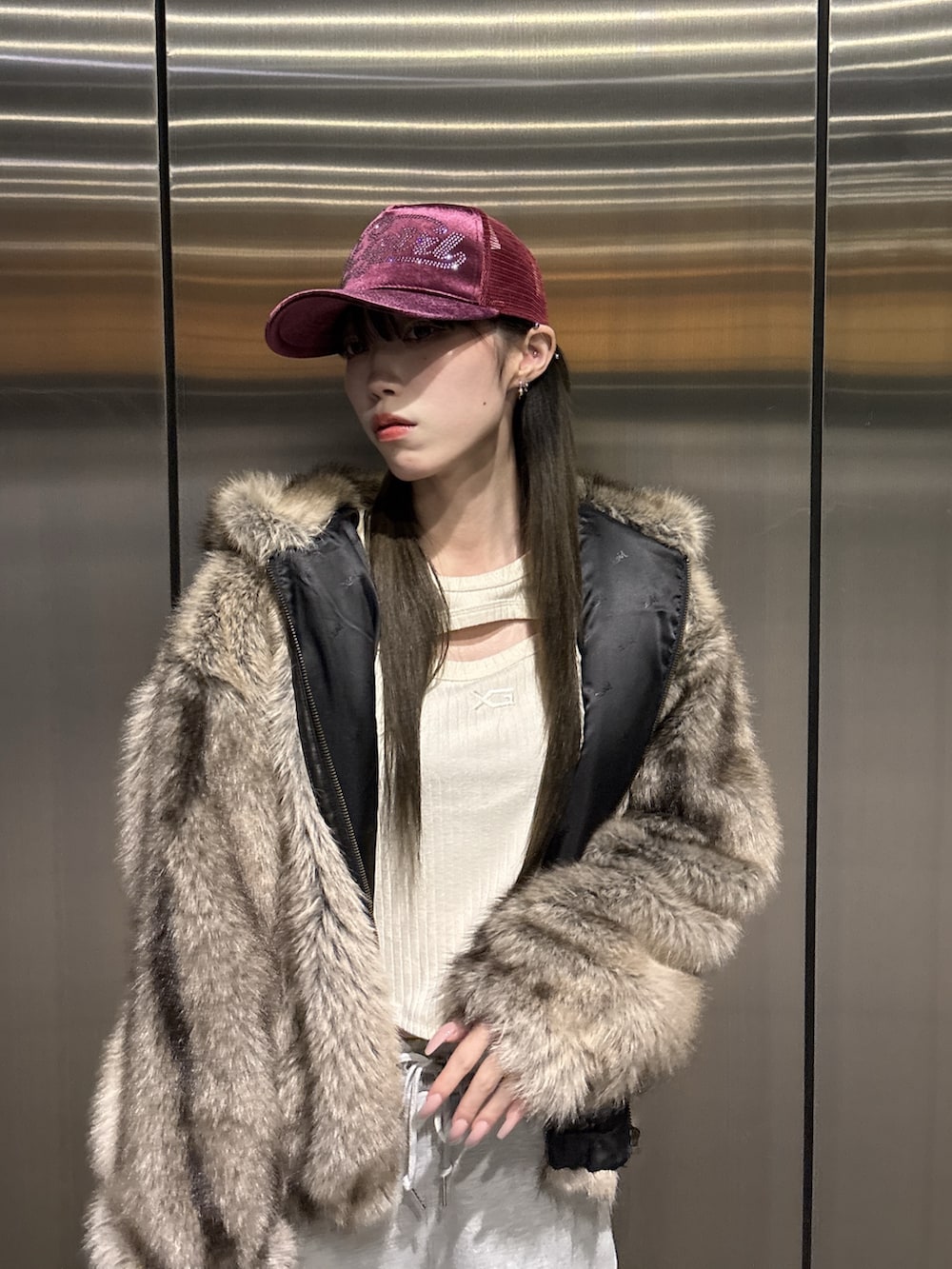 ホワイト系のTシャツ/カットソー、ブラウン系のブルゾン、グレー系のスウェットパンツを着用したレディースの秋コーディネートの4枚目の写真