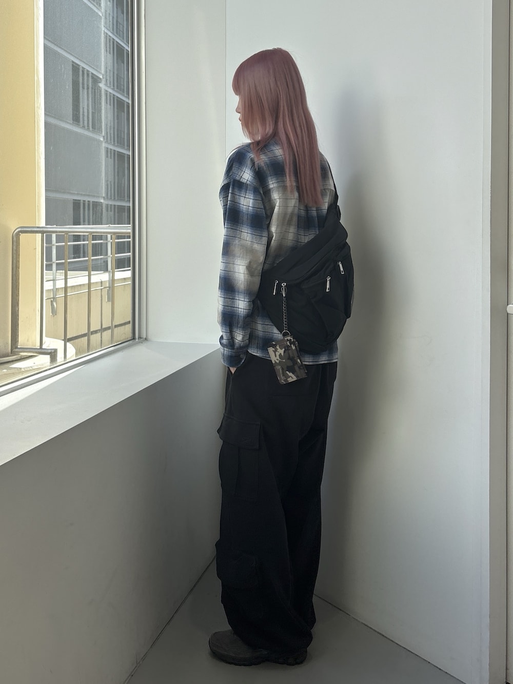 ブラック系のスウェットパンツ、ブルー系のシャツ/ブラウス、ブラック系のタンクトップを着用したレディースの夏コーディネートの2枚目の写真