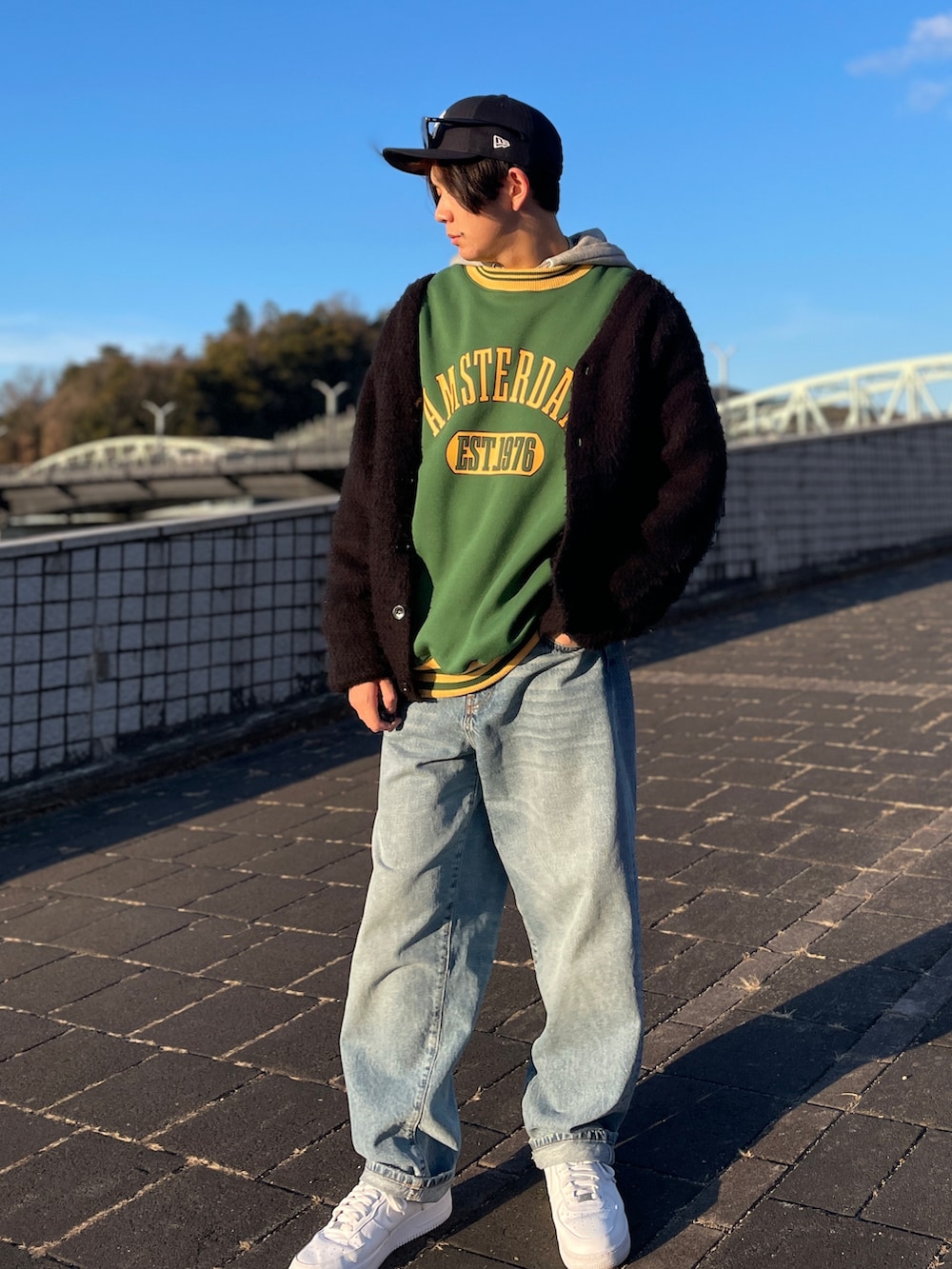 「ワイドパンツ、スニーカー、ストリート、ストリートコーデ、カジュアルコーデ、カジュアル、春コーデ、NIKE、ZARA、古着MIX、スウェット、NEW ERA、キャップ、キャップ後ろかぶり、リラックススタイル」｜「ZARAのアイテム（デニムパンツ、ブルー系）」を使った、Kagetoraさん（メンズ・178cm）の冬コーディネートの3枚目の写真