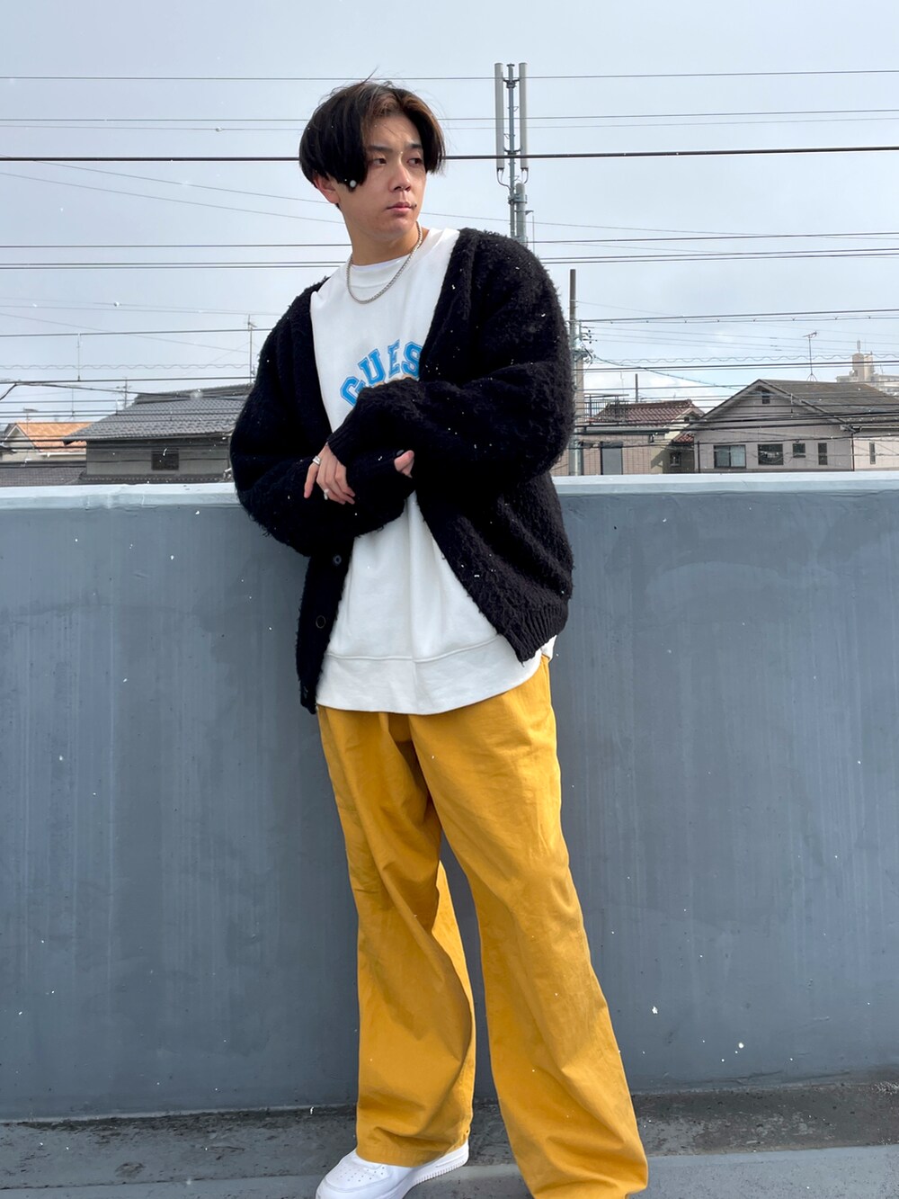 「オーバーサイズ、ビッグシルエット、古着、ストリート、だぼだぼ、ダボパン、ストリートコーデ、カーディガン、大学生、カジュアルコーデ、カラーパレット」｜「INTER FACTORYのfuv - wide color pants / ワイドカラーパンツ　made in INTER FACTORY（その他パンツ、イエロー系）」を使った、Kagetoraさん（メンズ・178cm）の冬コーディネートの2枚目の写真