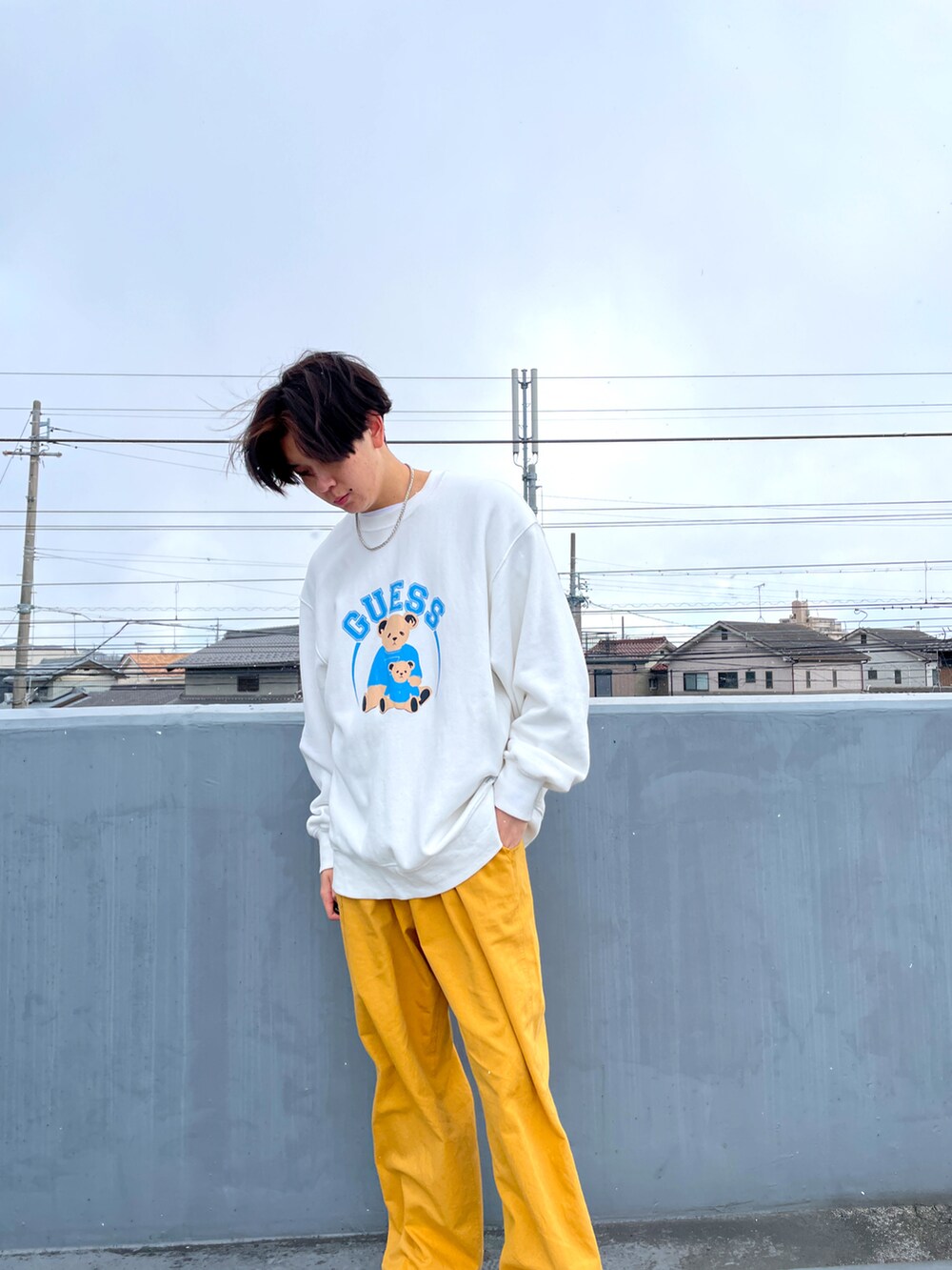 「オーバーサイズ、ビッグシルエット、古着、ストリート、だぼだぼ、ダボパン、ストリートコーデ、カーディガン、大学生、カジュアルコーデ、カラーパレット」｜「INTER FACTORYのfuv - wide color pants / ワイドカラーパンツ　made in INTER FACTORY（その他パンツ、イエロー系）」を使った、Kagetoraさん（メンズ・178cm）の冬コーディネートの3枚目の写真