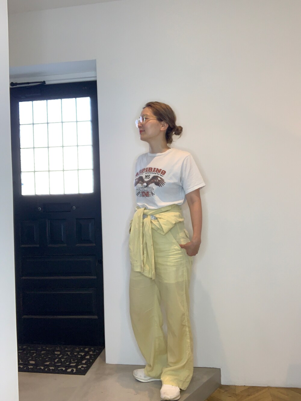 イエロー系のその他パンツ、ホワイト系のTシャツ/カットソーを着用したレディースの秋コーディネートの2枚目の写真