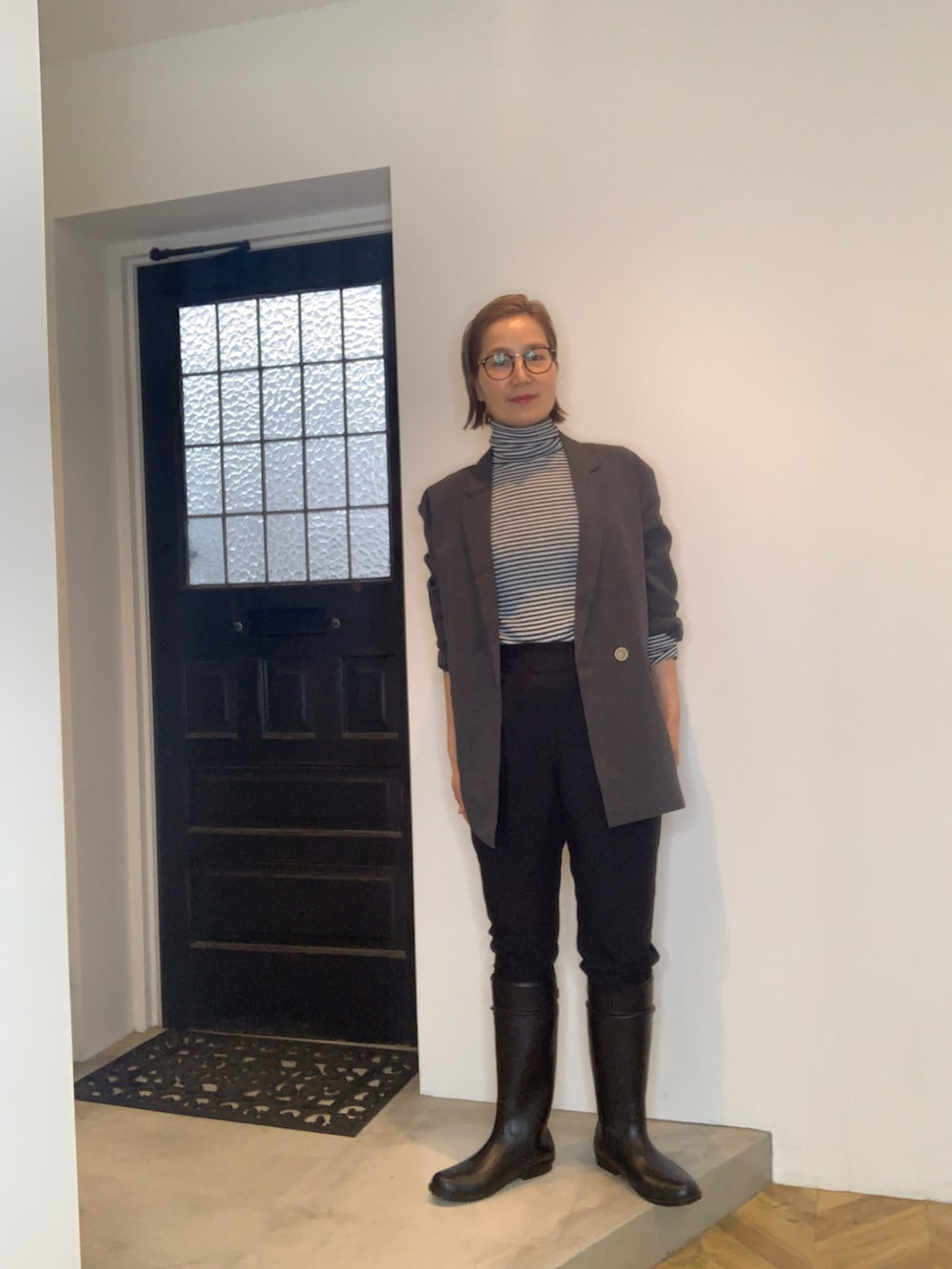 ブラック系のその他パンツ、その他のニット/セーター、グレー系のセットアップを着用したレディースの冬コーディネートの2枚目の写真