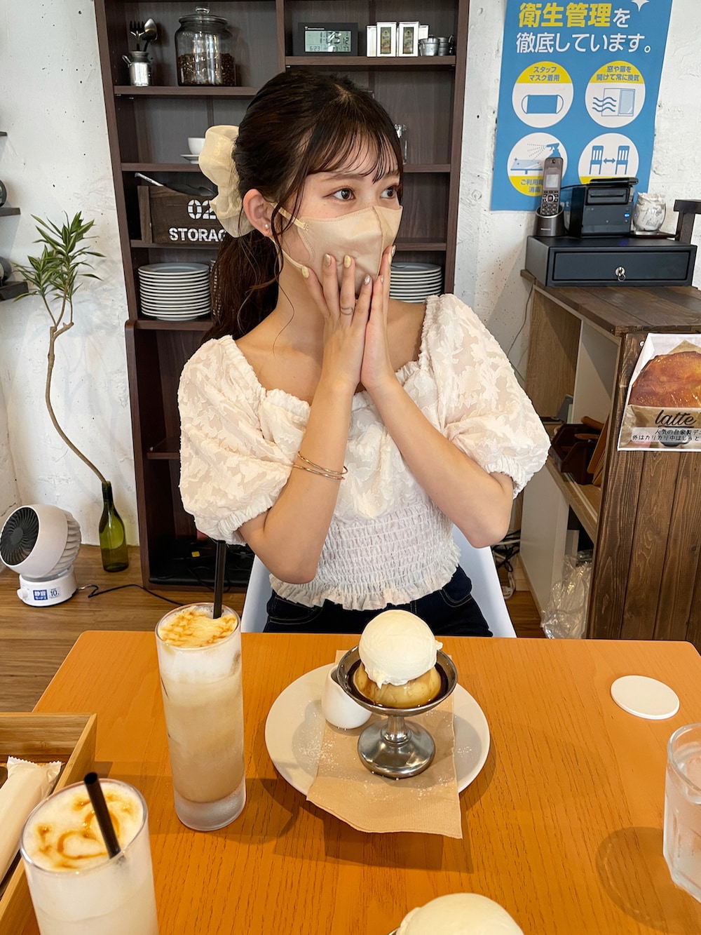 ホワイト系のシャツ/ブラウスを着用したレディースの夏コーディネートの2枚目の写真