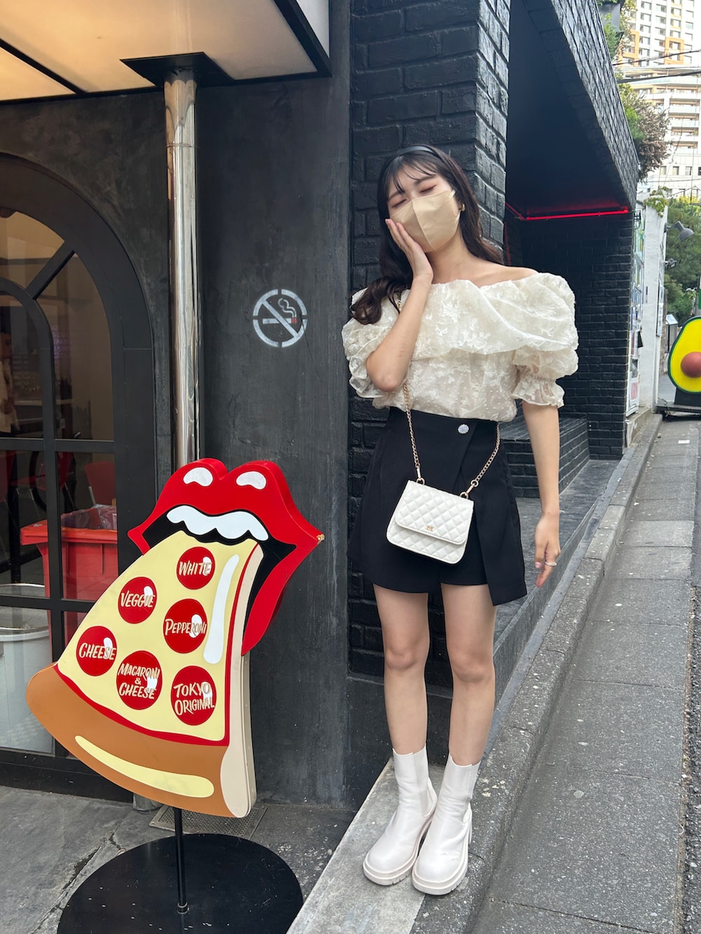 ホワイト系のシャツ/ブラウス、ブラック系のその他パンツを着用したレディースの春コーディネートの3枚目の写真