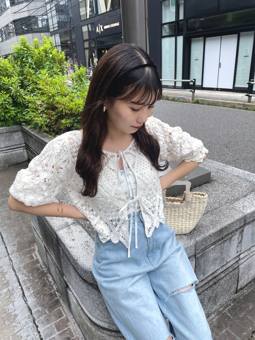 ホワイト系のTシャツ/カットソー、ブルー系のデニムパンツ、ホワイト系のサンダルを着用したレディースの夏コーディネートの2枚目の写真