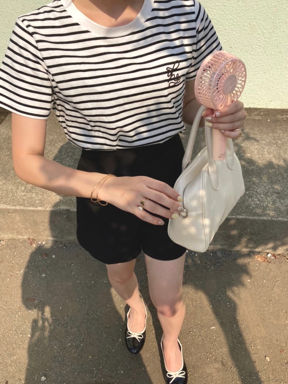 ブラック系のその他パンツ、ホワイト系のTシャツ/カットソーを着用したレディースの夏コーディネートの2枚目の写真