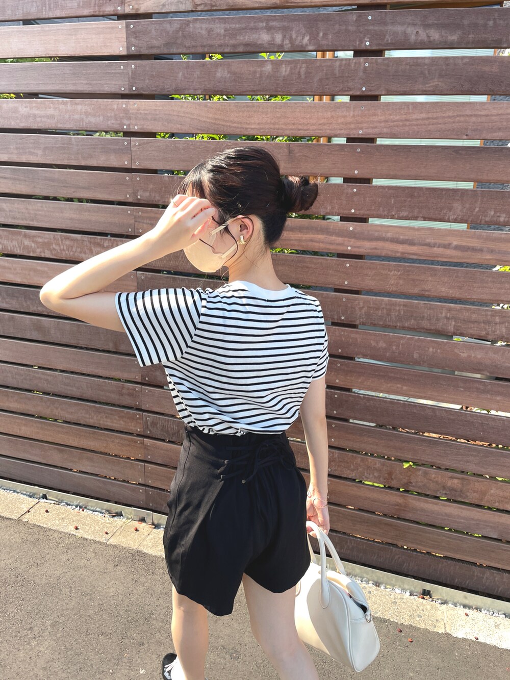 ブラック系のその他パンツ、ホワイト系のTシャツ/カットソーを着用したレディースの夏コーディネートの3枚目の写真