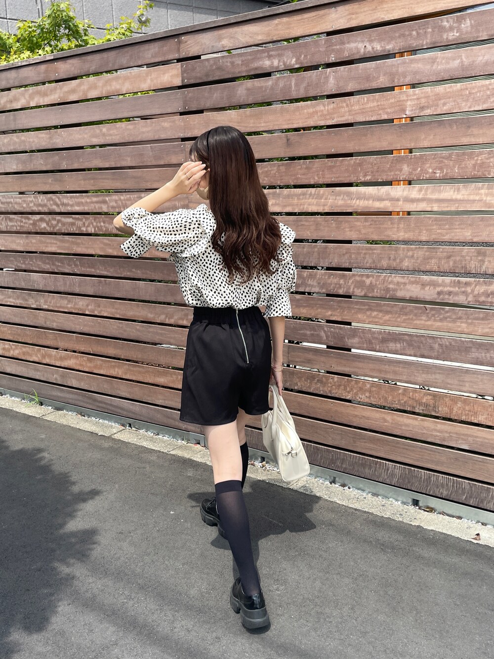 ブラック系のその他パンツ、ホワイト系のシャツ/ブラウス、ホワイト系のボストンバッグを着用したレディースの夏コーディネートの4枚目の写真