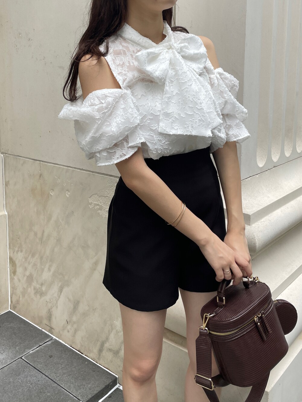 ブラック系のその他パンツ、ホワイト系のTシャツ/カットソー、ブラック系のテーラードジャケットを着用したレディースの夏コーディネートの3枚目の写真