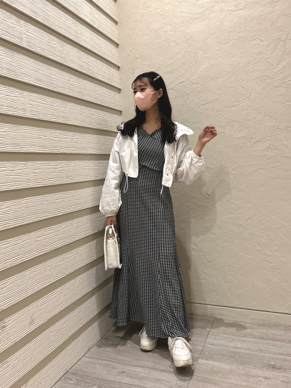 ブラック系のワンピース、ホワイト系のテーラードジャケット、ホワイト系のショルダーバッグを着用したレディースの春コーディネートの4枚目の写真