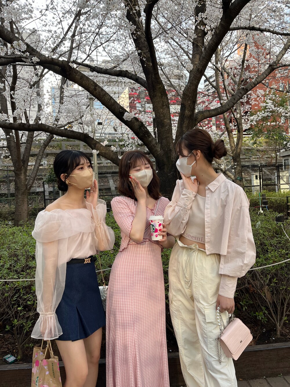 ピンク系のシャツ/ブラウス、ブルー系のスカート、ピンク系のワンピースを着用したレディースの春コーディネートの2枚目の写真