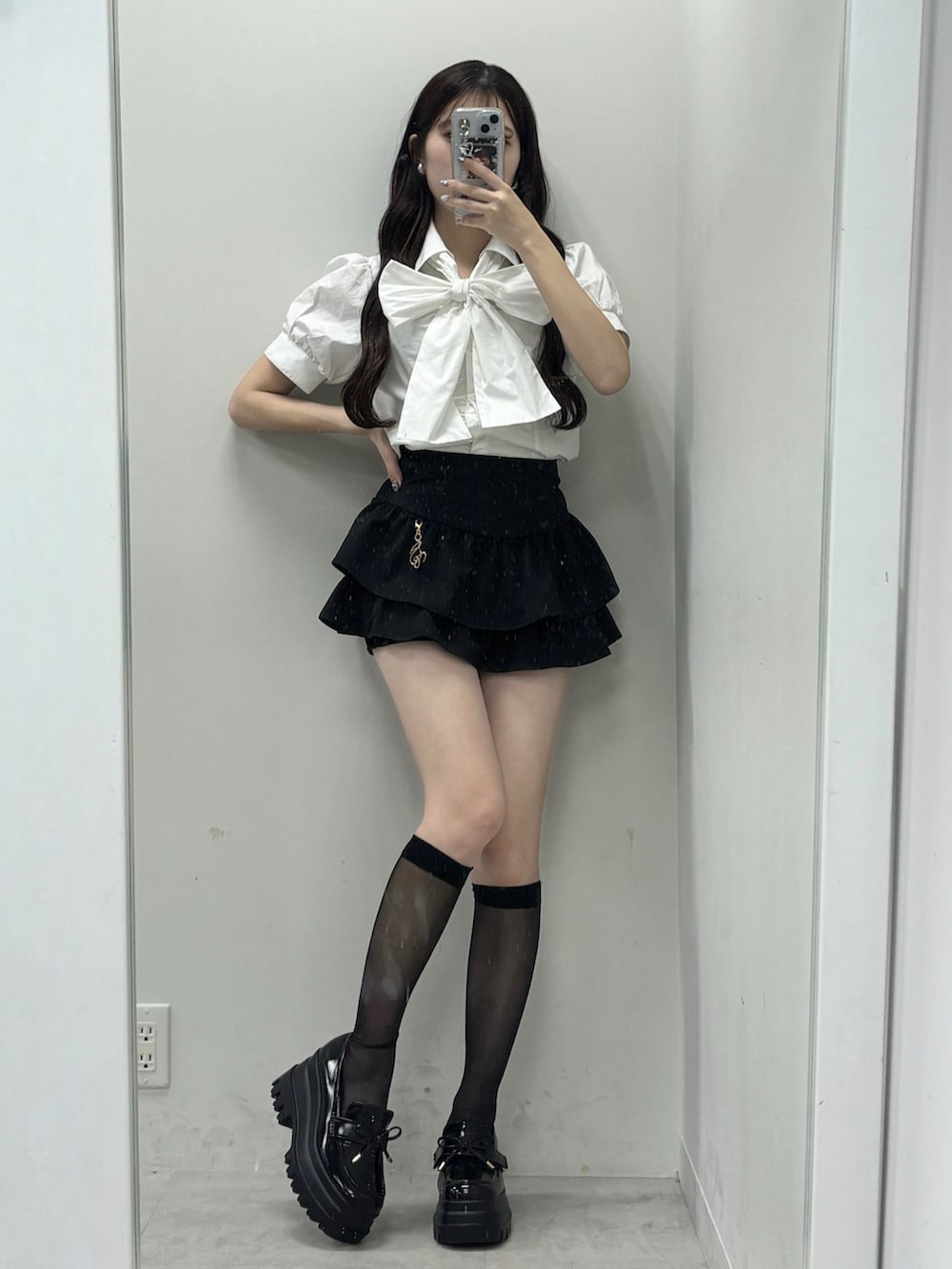 ブルー系のシャツ/ブラウス、ホワイト系のスカート、ブラック系のローファーを着用したレディースの春コーディネートの2枚目の写真