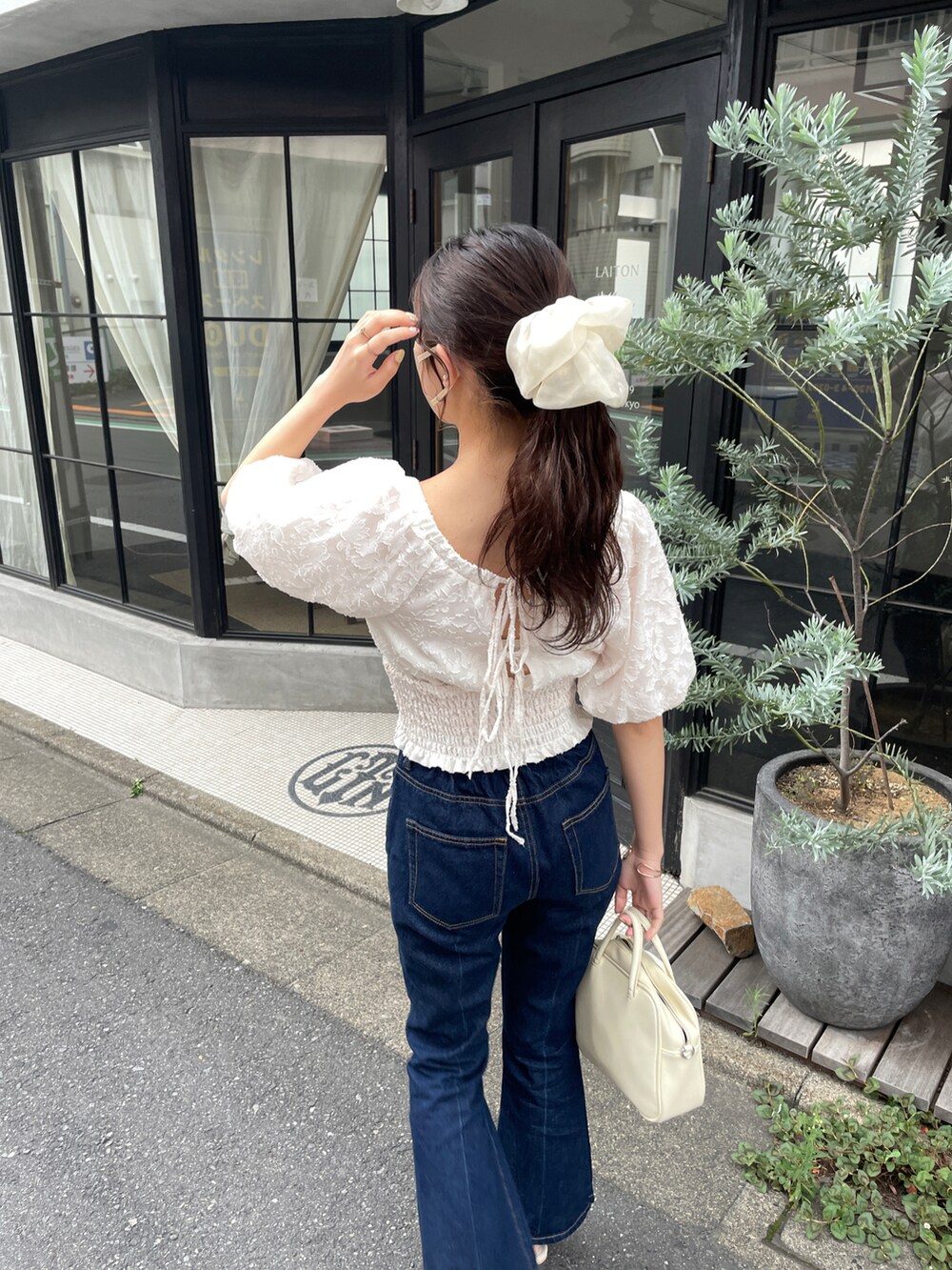 ホワイト系のシャツ/ブラウスを着用したレディースの夏コーディネートの3枚目の写真
