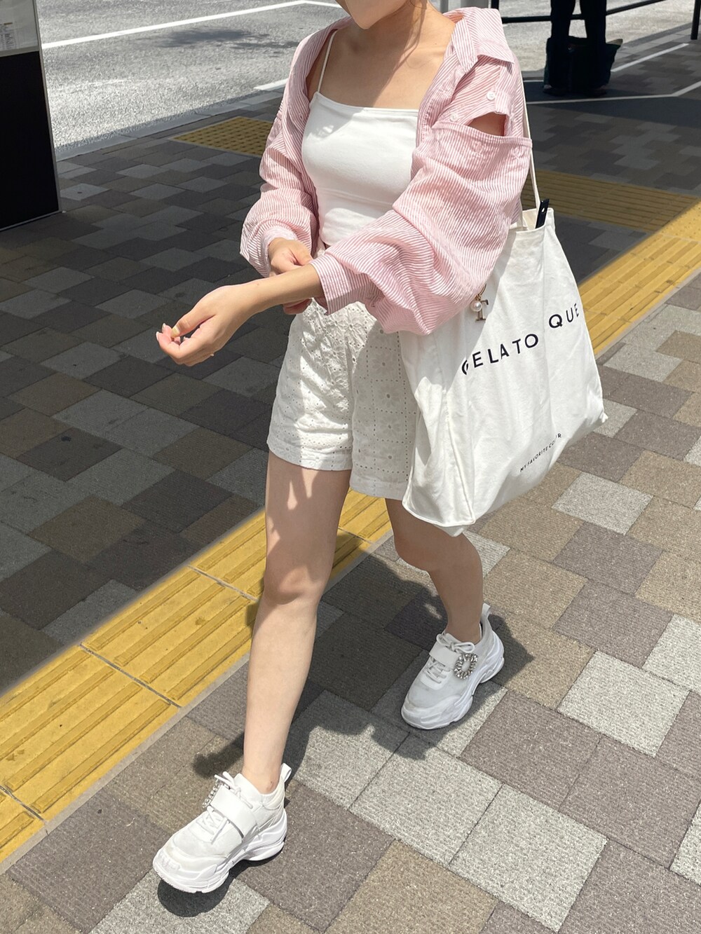 ホワイト系のキャミソール、ピンク系のシャツ/ブラウス、ホワイト系のその他パンツを着用したレディースの夏コーディネートの3枚目の写真