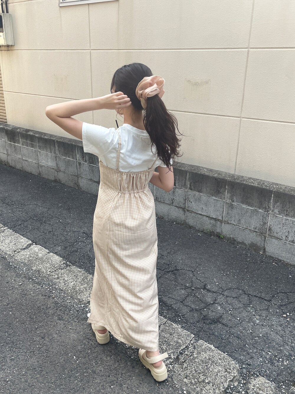 その他のワンピース、ホワイト系のTシャツ/カットソーを着用したレディースの夏コーディネートの2枚目の写真