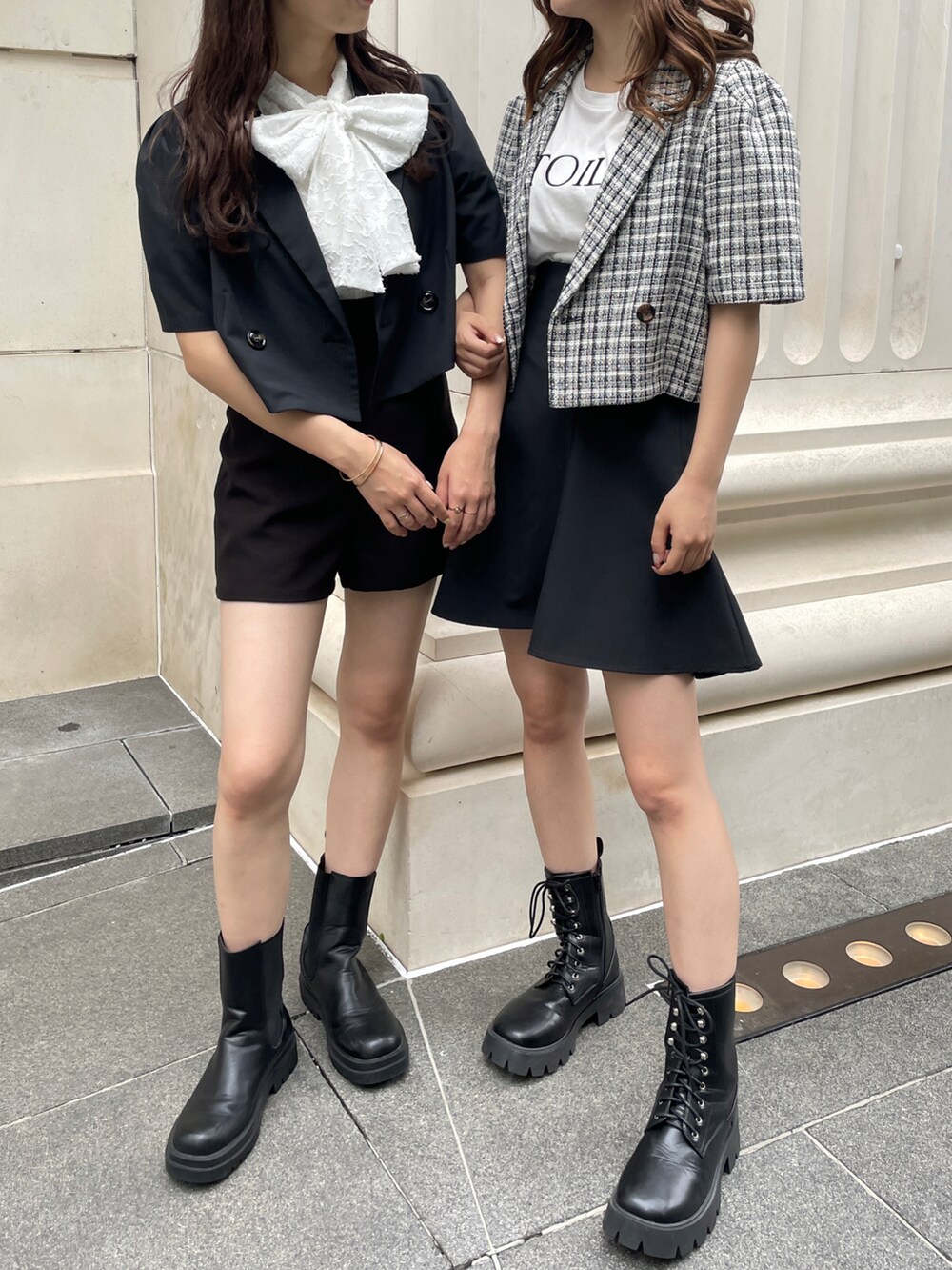 ブラック系のその他パンツ、ホワイト系のTシャツ/カットソー、ブラック系のテーラードジャケットを着用したレディースの夏コーディネートの2枚目の写真