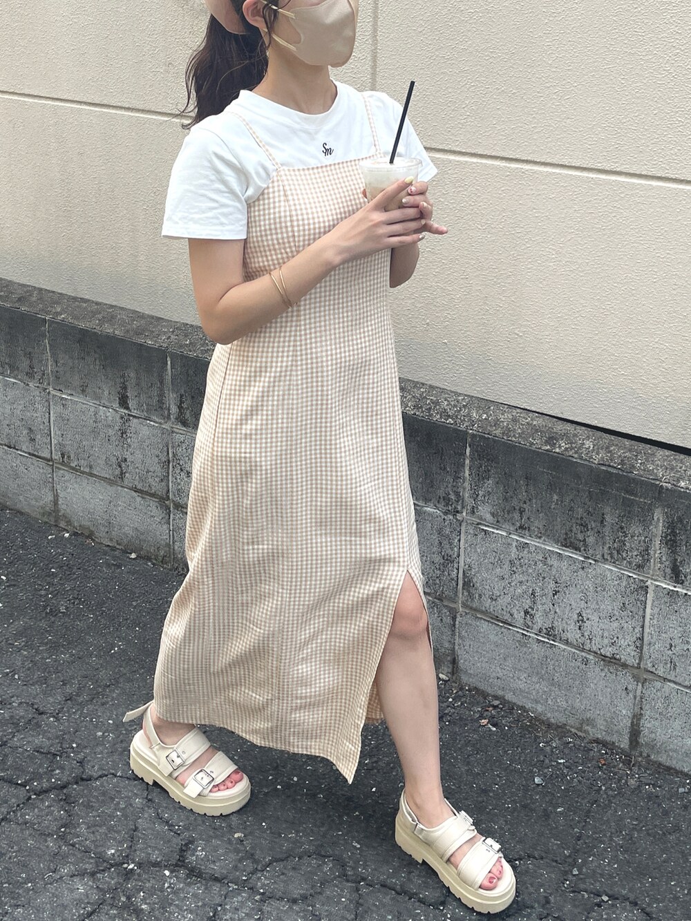 その他のワンピース、ホワイト系のTシャツ/カットソーを着用したレディースの夏コーディネートの3枚目の写真