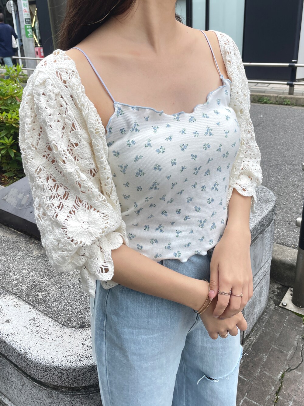 ホワイト系のTシャツ/カットソー、ブルー系のデニムパンツ、ホワイト系のサンダルを着用したレディースの夏コーディネートの3枚目の写真