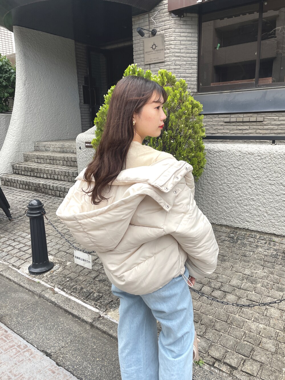 ホワイト系のダウンジャケット/コート、ブルー系のデニムパンツ、ピンク系のショルダーバッグを着用したレディースの夏コーディネートの3枚目の写真