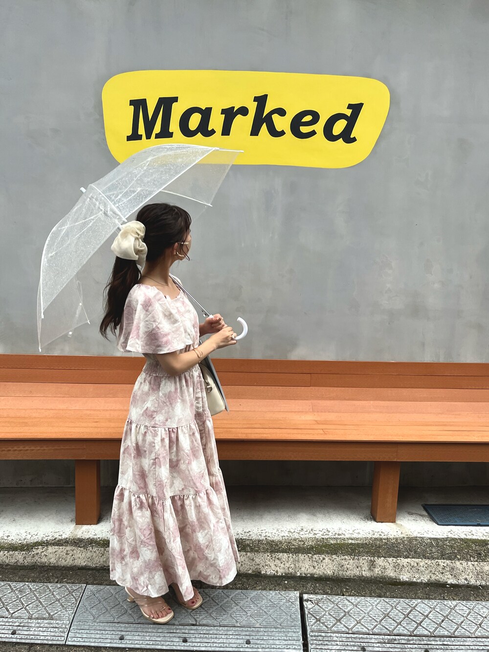 ピンク系のワンピースを着用したレディースの夏コーディネートの3枚目の写真