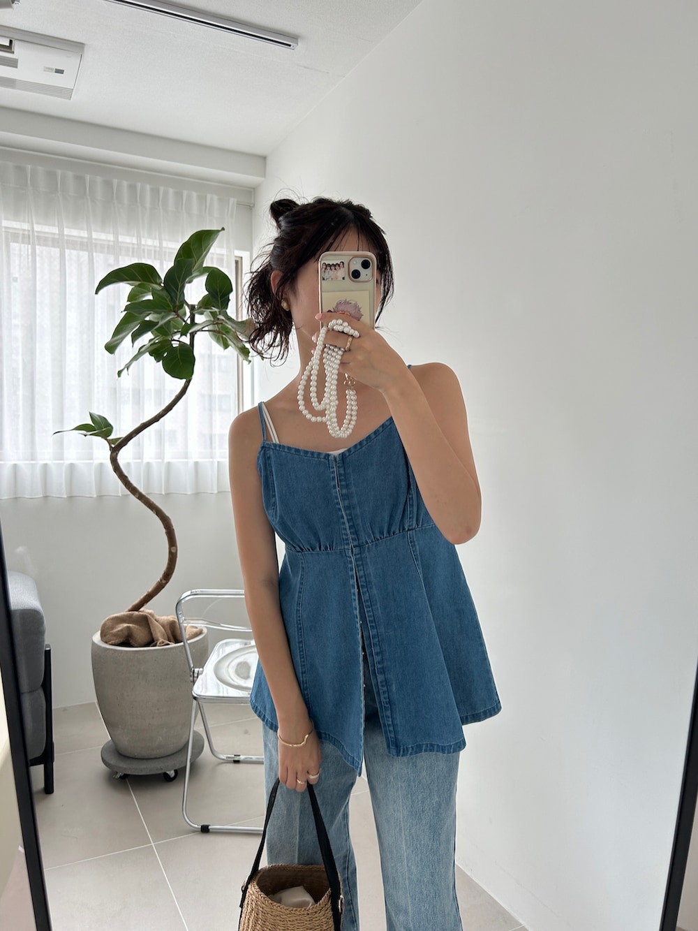 ブルー系のトップス、ブルー系のデニムパンツ、グレー系のサングラスを着用したレディースの夏コーディネートの3枚目の写真