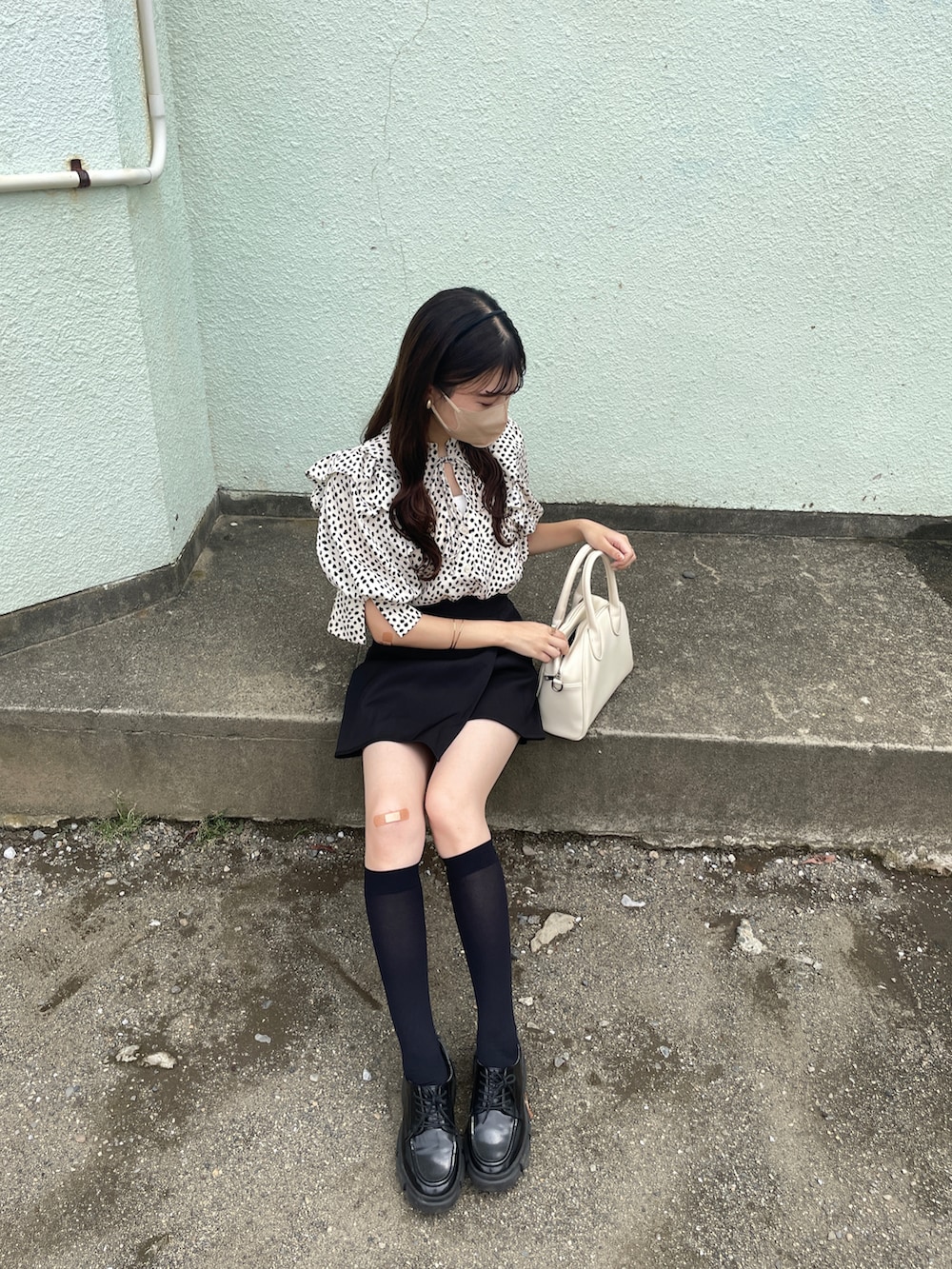 ブラック系のその他パンツ、ホワイト系のシャツ/ブラウス、ホワイト系のボストンバッグを着用したレディースの夏コーディネートの2枚目の写真