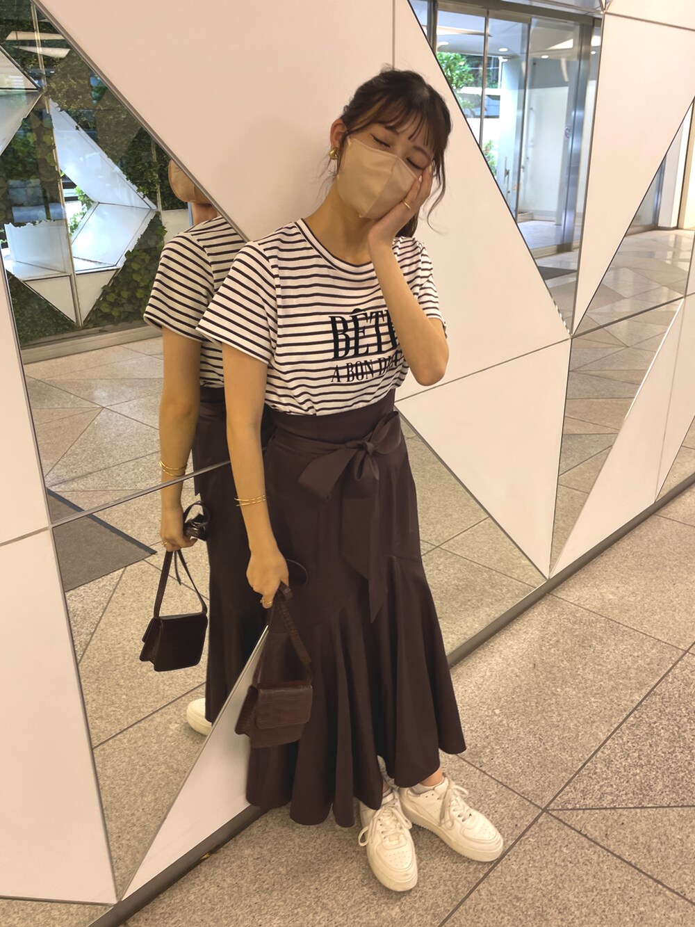 ホワイト系のTシャツ/カットソー、ホワイト系のTシャツ/カットソー、ブラウン系のショルダーバッグを着用したレディースの夏コーディネートの3枚目の写真