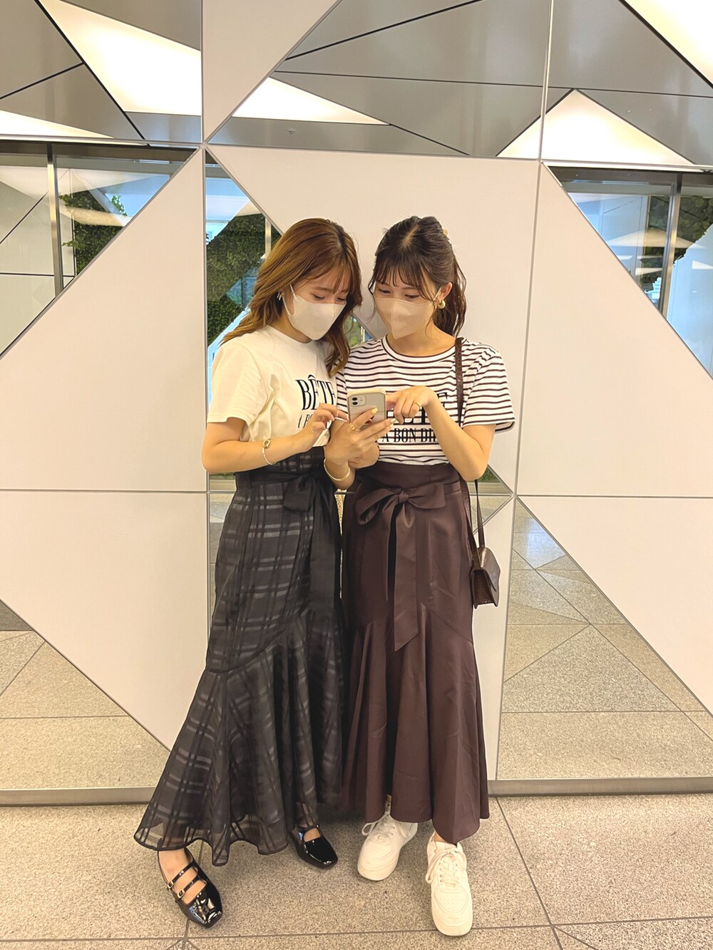 ホワイト系のTシャツ/カットソー、ホワイト系のTシャツ/カットソー、ブラウン系のショルダーバッグを着用したレディースの夏コーディネートの2枚目の写真