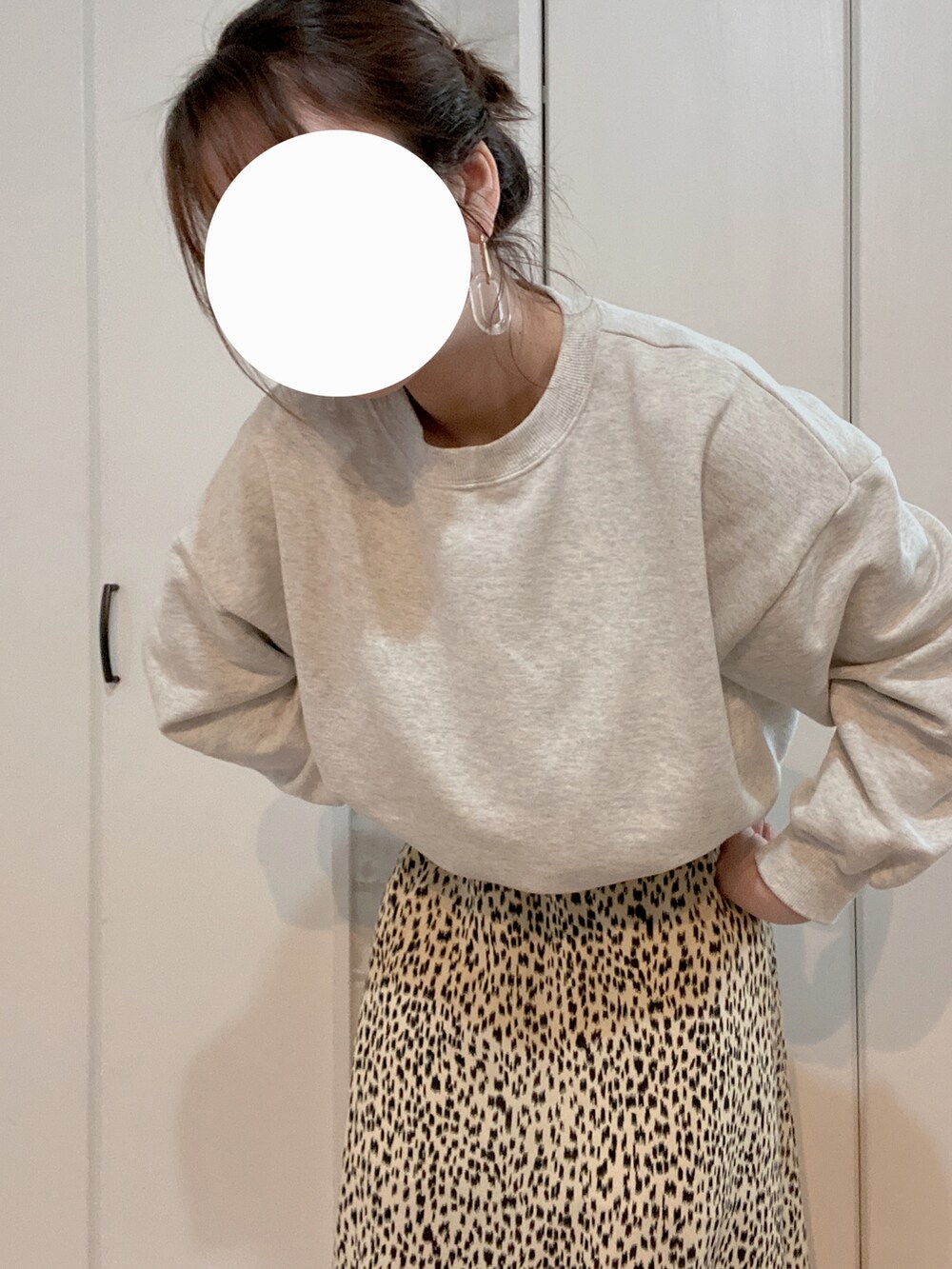 グリーン系のジャケット/アウター、ベージュ系のスカート、グレー系のスウェットを着用したレディースの春コーディネートの2枚目の写真