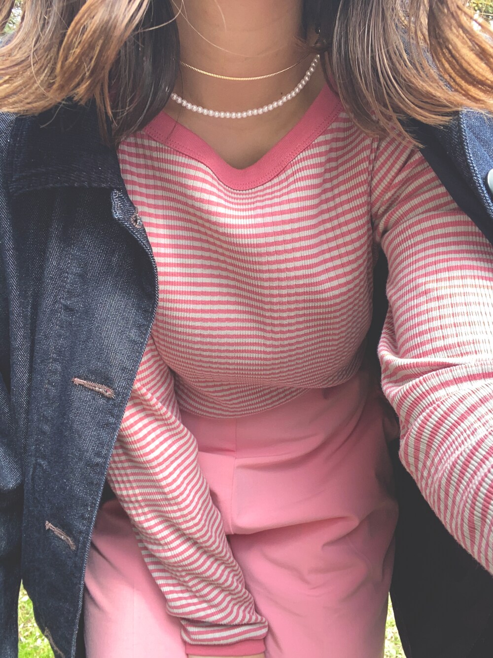 ピンク系のその他パンツ、ピンク系のTシャツ/カットソー、ブルー系のジャケット/アウターを着用したレディースの春コーディネートの2枚目の写真