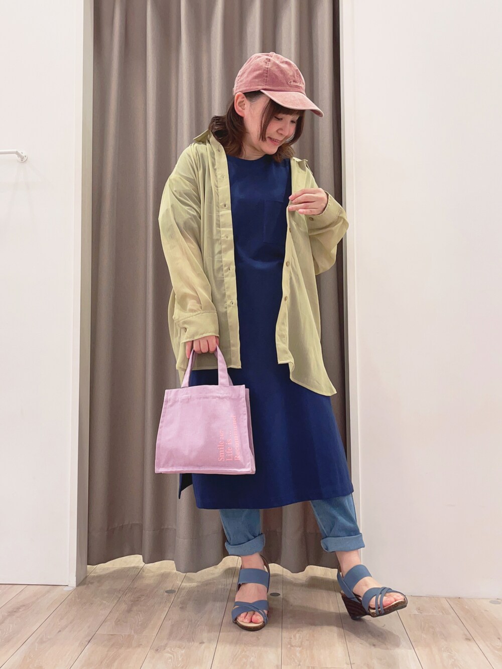 ブルー系のその他パンツ、ゴールド系のサンダル、ホワイト系のトートバッグを着用したレディースの春コーディネートの4枚目の写真