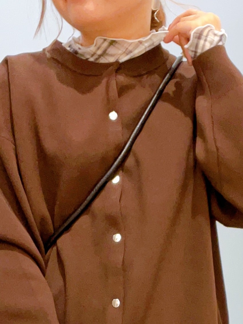 ブラウン系のカーディガン/ボレロ、グレー系のTシャツ/カットソー、ブルー系のデニムパンツを着用したレディースの秋コーディネートの5枚目の写真