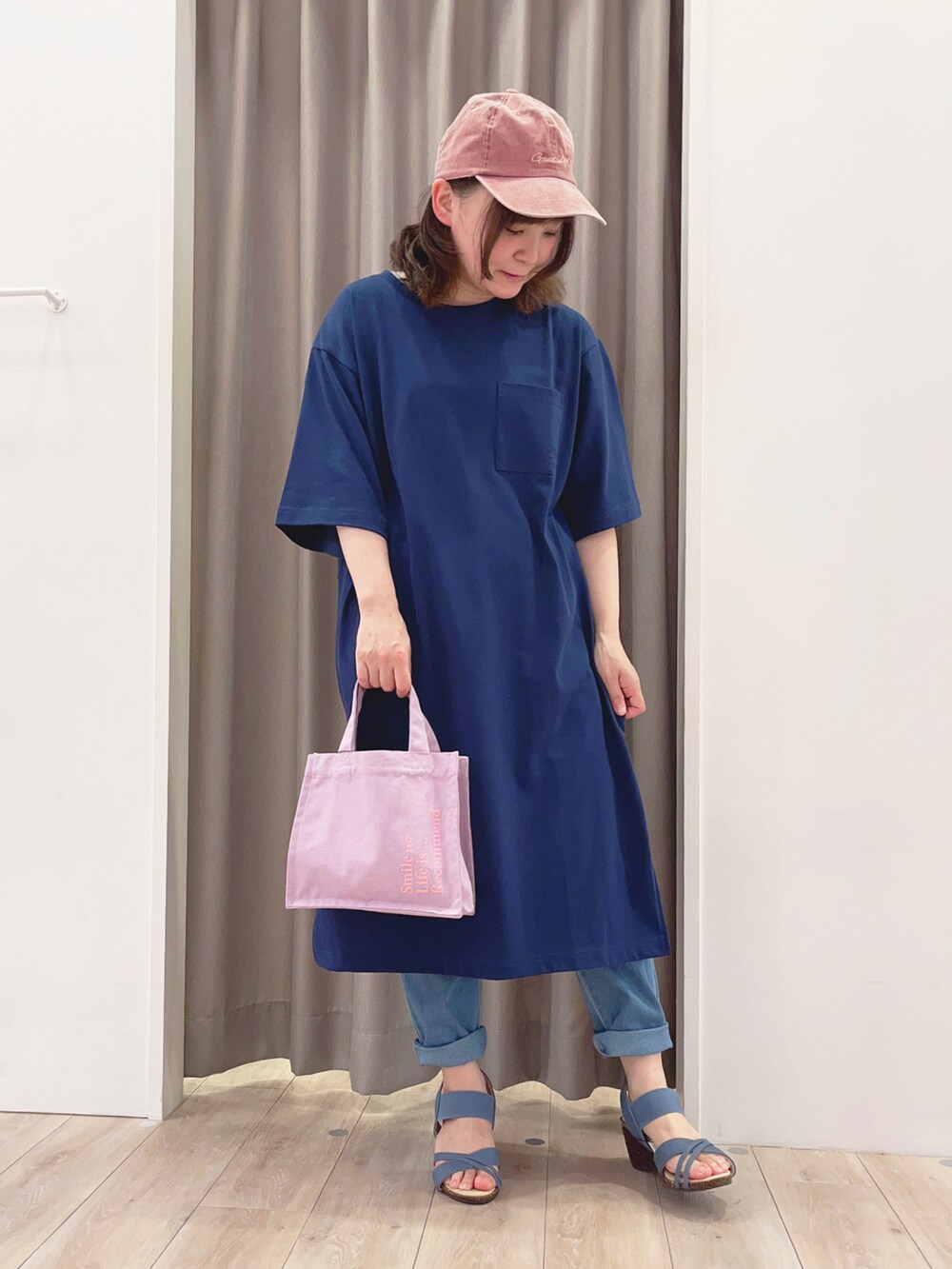 ブルー系のその他パンツ、ゴールド系のサンダル、ホワイト系のトートバッグを着用したレディースの春コーディネートの2枚目の写真