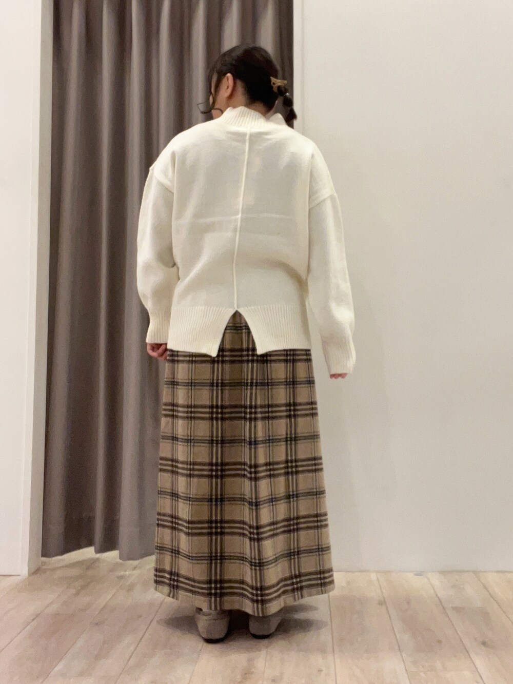 グリーン系のダウンジャケット/コート、ブルー系のスカート、ベージュ系のその他シューズを着用したレディースの冬コーディネートの4枚目の写真